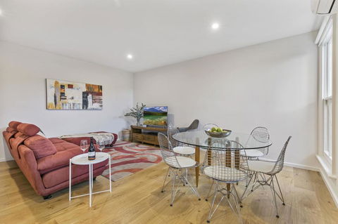 Convenient And Quiet In Sophisticated Malvern - Accommodation Bookings 0
