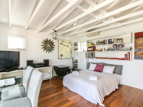 Cool Architect-Designed Studio Close To CBD - Accommodation Bookings 0