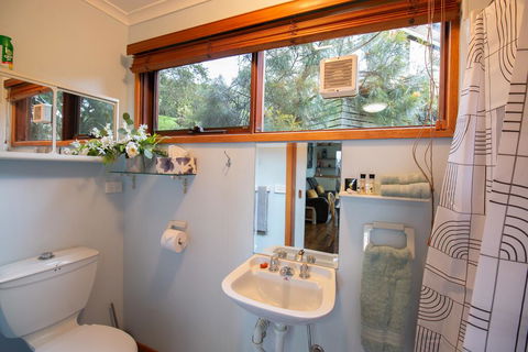 Coota Views Unit - Accommodation Bookings 3