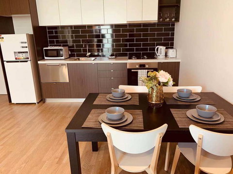 Cozy & Brand New Apt In The Heart Of Western - Accommodation Bookings 2