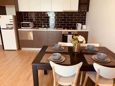 Cozy & Brand New Apt In The Heart Of Western - Accommodation Bookings 0