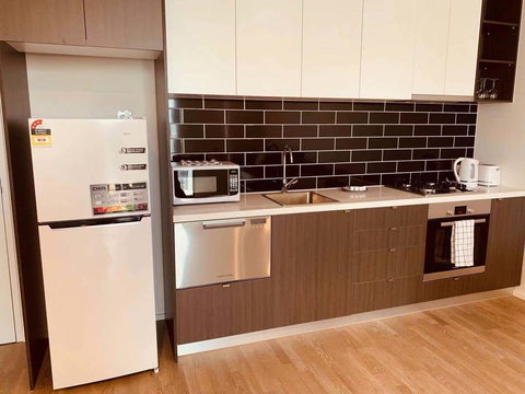 Cozy & Brand New Apt In The Heart Of Western - Accommodation Bookings 1