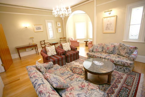 Darcy's Hotel - Accommodation Bookings 2