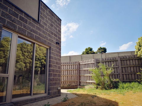 Delicate And Peaceful Bundoora Townhouse 10-R1 - Accommodation Bookings 1