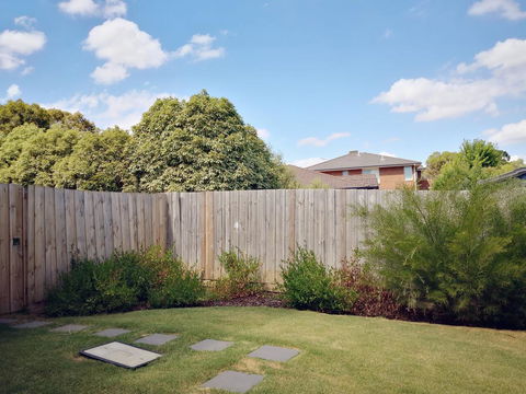 Delicate And Peaceful Bundoora Townhouse 20-R3 - Accommodation Bookings 1