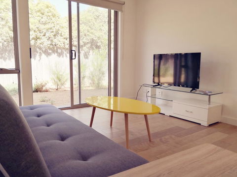 Delicate And Peaceful Bundoora Townhouse 20-R4 - Accommodation Bookings 0