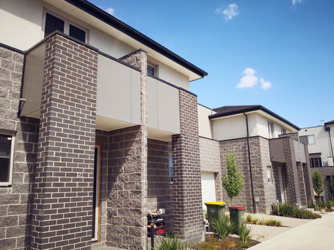 Delicate And Peaceful Bundoora Townhouse 7-R4 - Accommodation Bookings 1