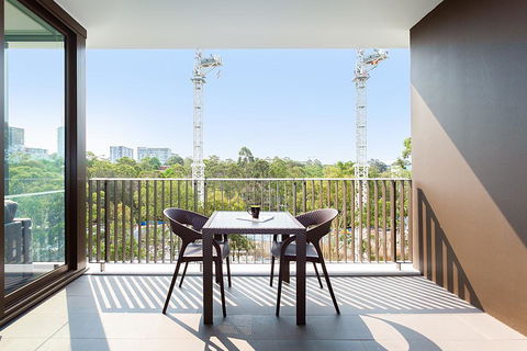 Designer Apartment With Balcony In Quiet Suburb - Accommodation Bookings 3