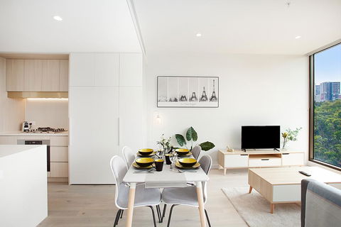 Designer Apartment With Balcony In Quiet Suburb - Accommodation Bookings 2