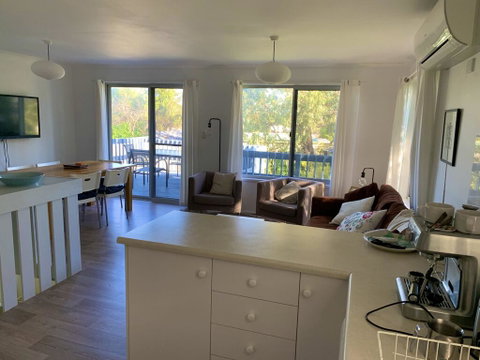 Dolphin Dreaming - 16 Dolphin Avenue - Accommodation Bookings 3