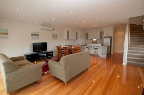 Eastern Beach - Accommodation Bookings 0