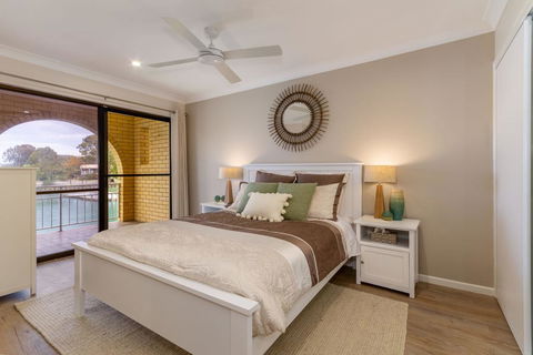 Elegant Waterfront Gem Where The Ocean Meets The Canal! - Accommodation Bookings 2