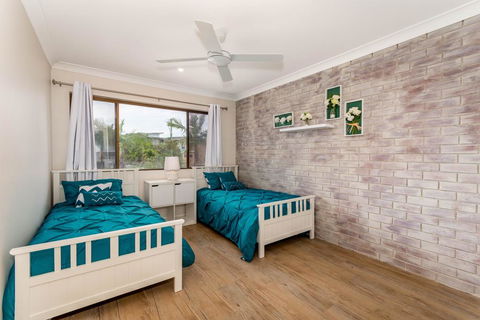 Elegant Waterfront Gem Where The Ocean Meets The Canal! - Accommodation Bookings 3