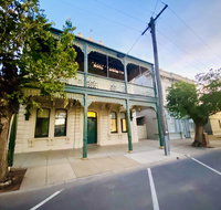 Entire Townhouse in Heart of Echuca's Port CBD - 15 guest capacity - Accommodation Bookings