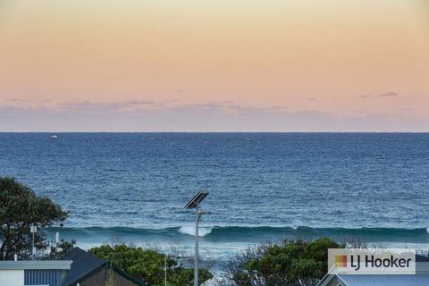 EXCLUSIVE OCEAN VIEW PENTHOUSE ON MARINE PARADE - Accommodation Bookings 1