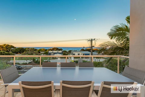 EXCLUSIVE OCEAN VIEW PENTHOUSE ON MARINE PARADE - Accommodation Bookings 0