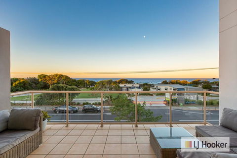 EXCLUSIVE OCEAN VIEW PENTHOUSE ON MARINE PARADE - Accommodation Bookings 3
