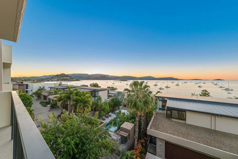 Executive On Whisper Bay - Cannonvale - Accommodation Bookings 2