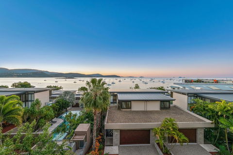 Executive On Whisper Bay - Cannonvale - Accommodation Bookings 3