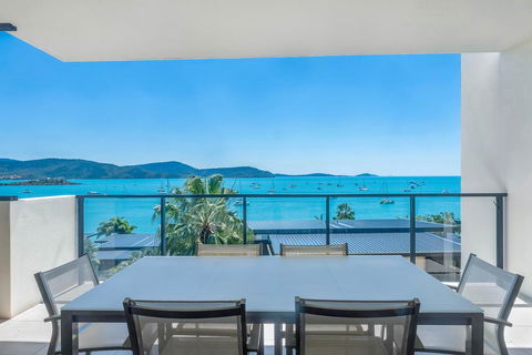 Executive On Whisper Bay - Cannonvale - Accommodation Bookings 0