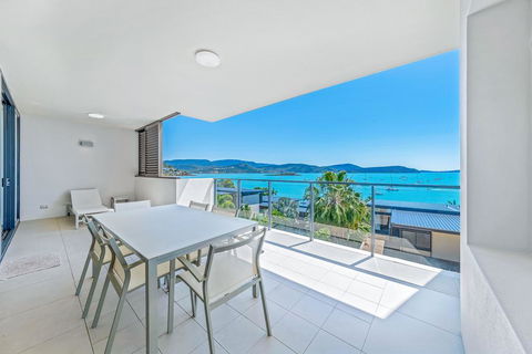 Executive On Whisper Bay - Cannonvale - Accommodation Bookings 1