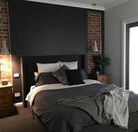 Executive Villa private 2 bedroom in ideal location - Accommodation Bookings
