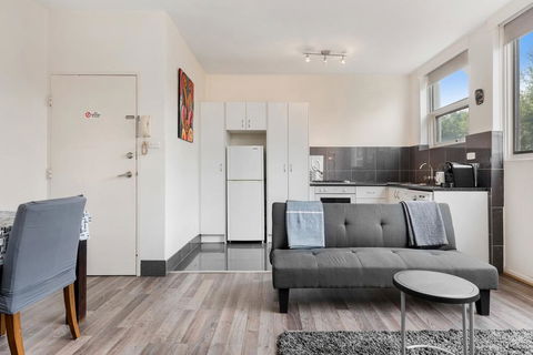 Explore Melbourne From A Convenient South Yarra Pad - Accommodation Bookings 3