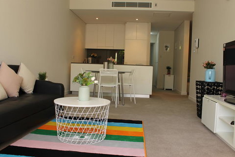Exquisite Family Home +Parking, Close To CBD - Accommodation Bookings 3