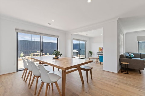 Family Holiday Paradise - New Modern Beach House - Accommodation Bookings 3