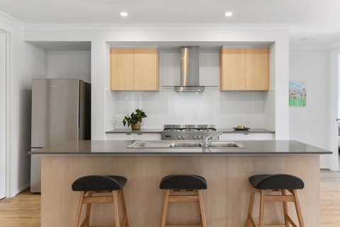 Family Holiday Paradise - New Modern Beach House - Accommodation Bookings 1