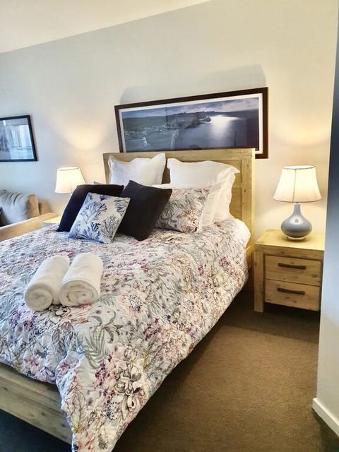 FAMILY ISLAND GETAWAY - BEACHFRONT APARTMENT - Accommodation Bookings 3