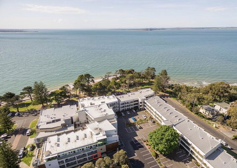 FAMILY ISLAND GETAWAY - BEACHFRONT APARTMENT - Accommodation Bookings 0