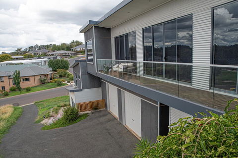 Five Bed, Five Bath, Five Star View - 2 Mins To CBD - Wentworth Estate - Accommodation Bookings 3