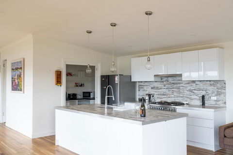 Five Bed, Five Bath, Five Star View - 2 Mins To CBD - Wentworth Estate - Accommodation Bookings 2