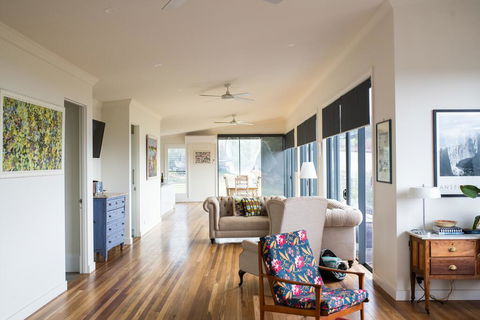 Five Bed, Five Bath, Five Star View - 2 Mins To CBD - Wentworth Estate - Accommodation Bookings 1