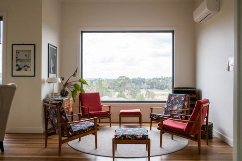 Five Bed, Five Bath, Five Star View - 2 Mins To CBD - Wentworth Estate - Accommodation Bookings 0