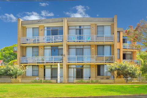Flynns Beach Apartments 4, 41 Pacific Drive - Accommodation Bookings 3