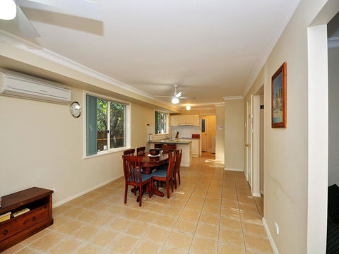 Four Bedroom Quality Townhouse - Accommodation Bookings 1