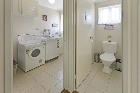 Four Sisters - Beachside Holiday - Accommodation Bookings 2