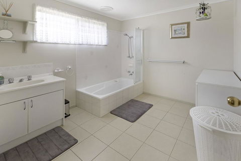 Four Sisters - Beachside Holiday - Accommodation Bookings 3