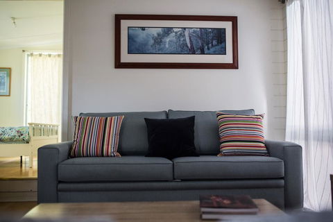 Funky Flat On Acreage - Accommodation Bookings 1