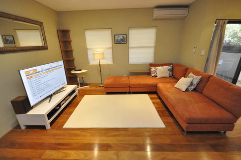 Glebe Self-Contained Modern One-Bedroom Apartment (47ROS) - Accommodation Bookings 1