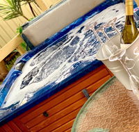 Glenway House Spa Oasis Rockingham - Accommodation Bookings