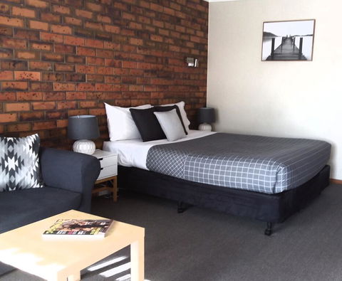 Golden Palms Motel - Accommodation Bookings 1