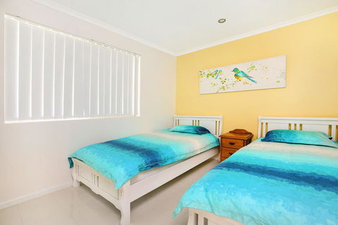 Golden Shores Unit 1, 21 Landsborough Parade - Accommodation Bookings 3