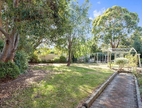 GUMS & ROSES - Family Home In The Heart Of Town. - Accommodation Bookings 2