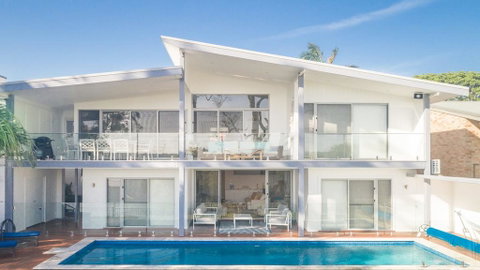 Hamptons Coastline Retreat- Waterfront With A Heated Pool - Accommodation Bookings 3