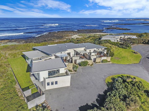 HEARN'S BEACHSIDE VILLA 3 - Accommodation Bookings 0