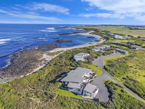 HEARN'S BEACHSIDE VILLA 3 - Accommodation Bookings 1