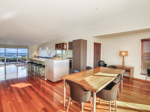 HEARN'S BEACHSIDE VILLA 7 - Accommodation Bookings 2